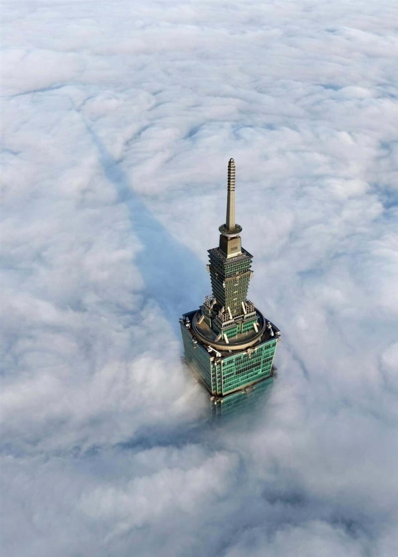 Pemandangan Taipei 101 dari atas awan. (Sumber Foto : Hommer Shen)