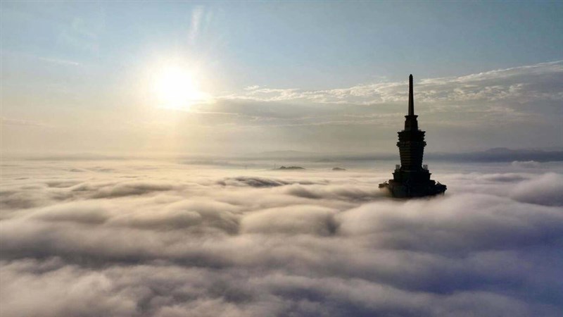 Pemandangan Taipei 101 dari atas awan. (Sumber Foto : Hommer Shen)