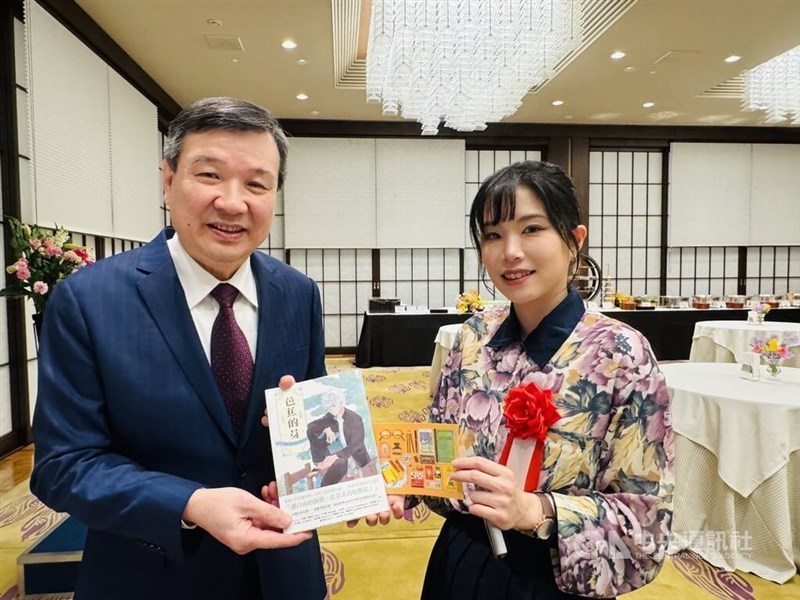 Artis manga Taiwan Zuo Hsuan (kanan) dan perwakilan Taiwan untuk Jepang Lee Yi-yang. (Sumber Foto : CNA, 12 Maret 2025)