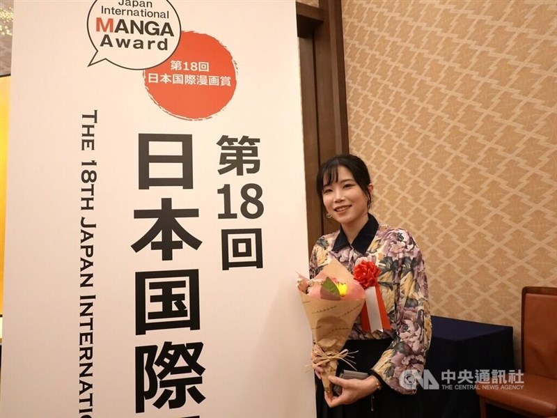 Artis manga Taiwan, Zuo Hsuan, dalam Japan International Manga Award ke-8 yang diadakan di Tokyo hari Rabu. (Sumber Foto : CNA, 12 Maret 2025)