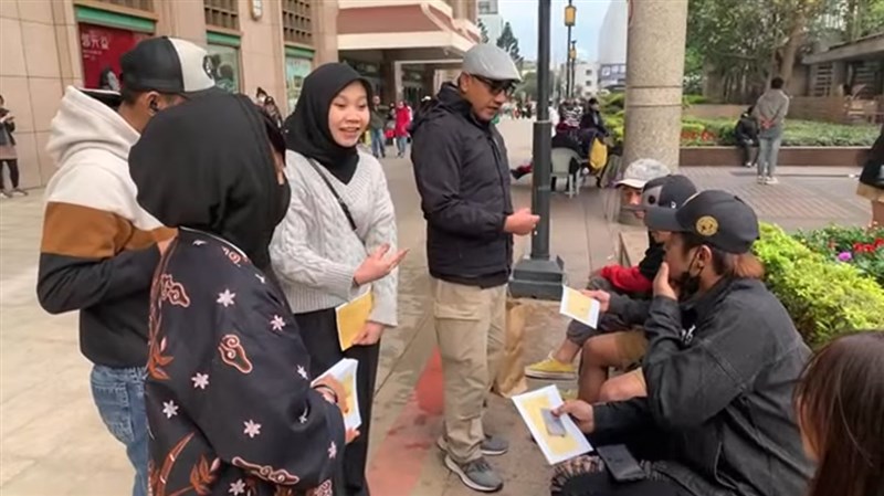 GANAS, SBIPT, SEBIMA membagikan takjil gratis dan brosur aturan ketenagakerjaan di depan Taipei Main Station. (Sumber Foto : CNA, 16 Maret 2025)