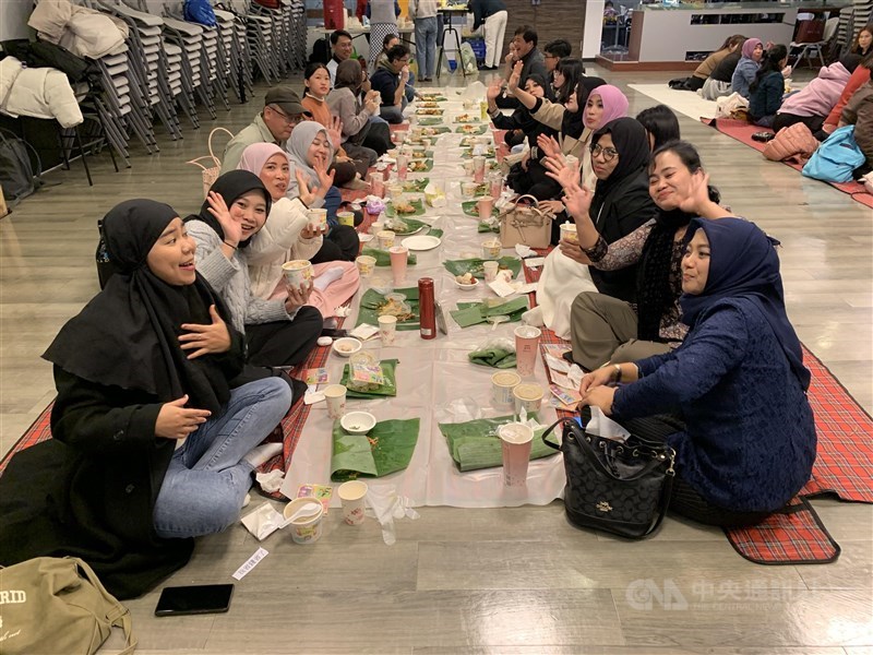 Para Pekerja Migran Indonesia (PMI) menghadiri acara berbuka puasa bersama PELITA. (Sumber Foto : CNA, 16 Maret 2025)