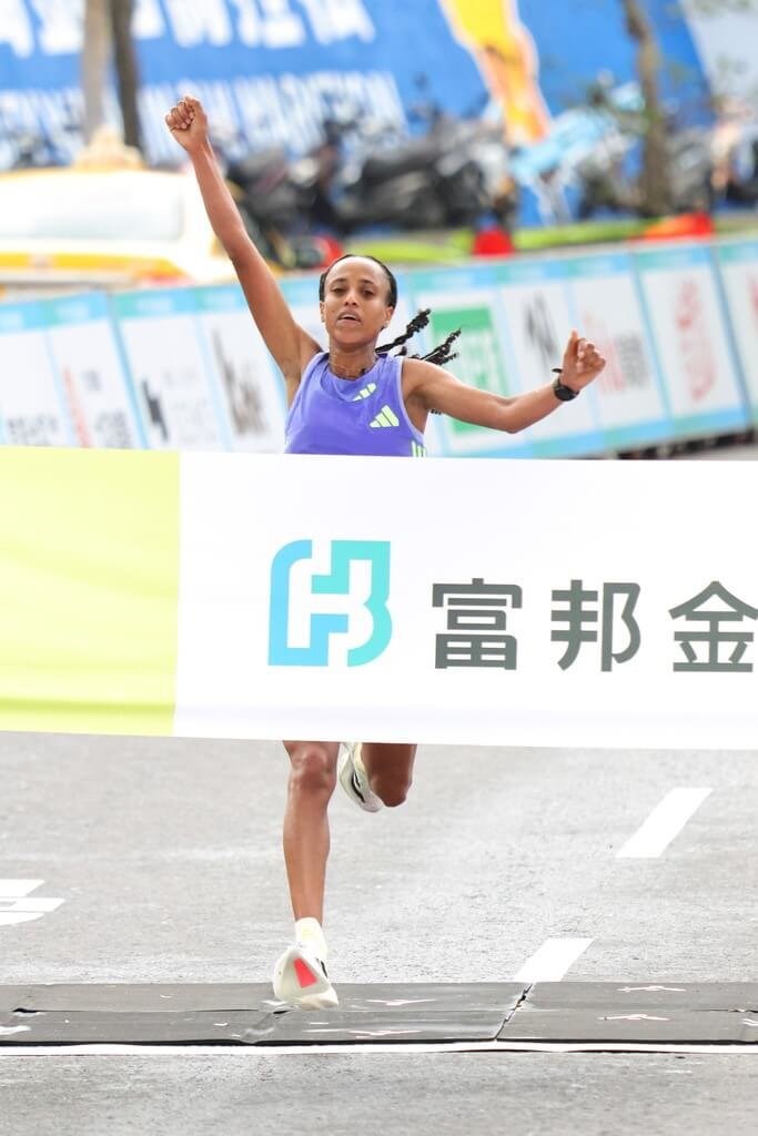 Pelari Ethiopia, Gadise Mulu Demissie, selesai pertama dalam kategori putri, memenangkan lomba dalam waktu 2 jam, 29 menit dan 13 detik, mencetak rekor baru acara tersebut. (Sumber Foto : Penyelenggara acara, 16 Maret 2025)
