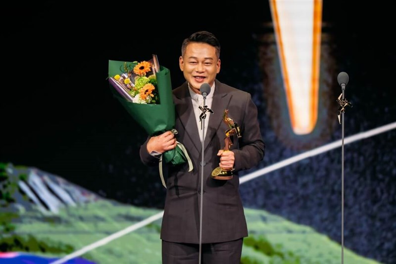 Lee Kang-sheng (李康生) menerima penghargaan Aktor Pendukung Terbaik pada Penghargaan Film Asia ke-18 yang diadakan di Hong Kong pada 16 Maret. (Sumber Foto : x.com/AsianFilmAwards)