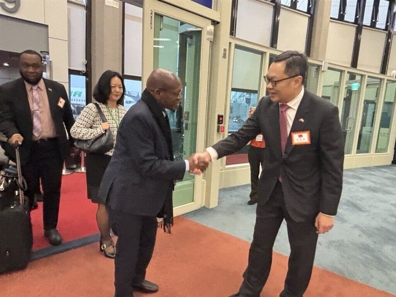 Menteri Luar Negeri Saint Kitts dan Nevis, Denzil Douglas (kiri), tiba di Bandara Internasional Taoyuan pada Senin. (Sumber Foto : CNA, 17 Maret 2025)