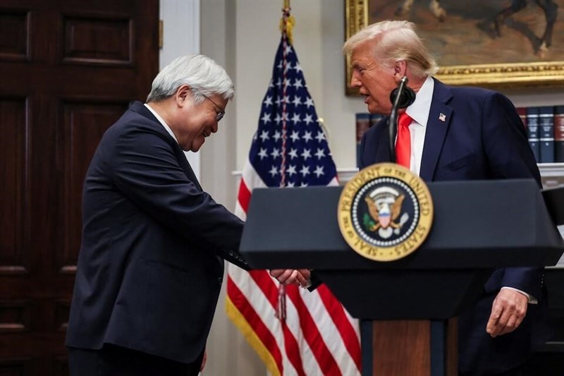 Presiden AS Donald Trump (kanan) dan Ketua TSMC C.C. Wei (kiri) berjabat tangan di Gedung Putih untuk mengumumkan investasi baru TSMC sebesar US$100 miliar di AS. (Sumber Foto : Reuters)