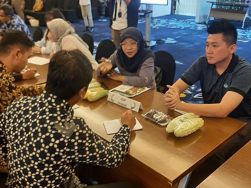 TTM Indonesia memberikan konsultasi analisis pasar kepada petani Indonesia dalam sebuah acara Kantor Perwakilan BI Jawa Barat, 12 Maret. (Sumber Foto : TaiwanICDF)