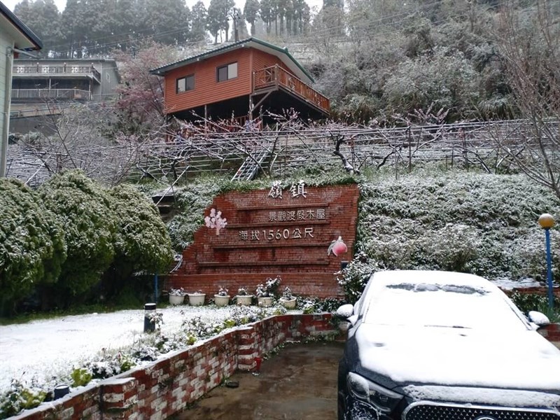 Lodge Lingcheng di Gunung Lala Taoyuan dilanda hujan salju pada Selasa pagi. (Sumber Foto : Lodge Lingcheng)