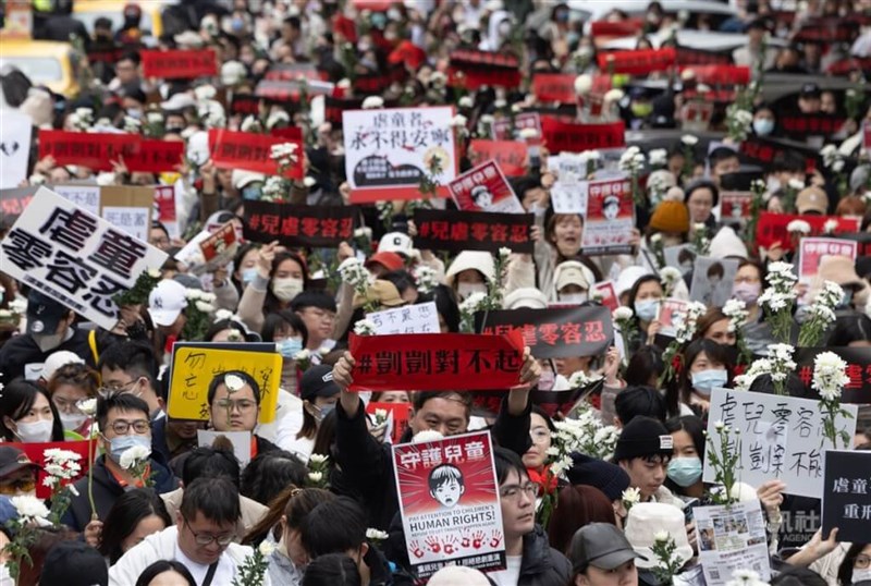 Sebuah kerumunan besar berkumpul di depan Pengadilan Distrik Taipei atas kasus penyiksaan anak yang berakibat fatal. (Sumber Foto : CNA, 19 Maret 2025)
