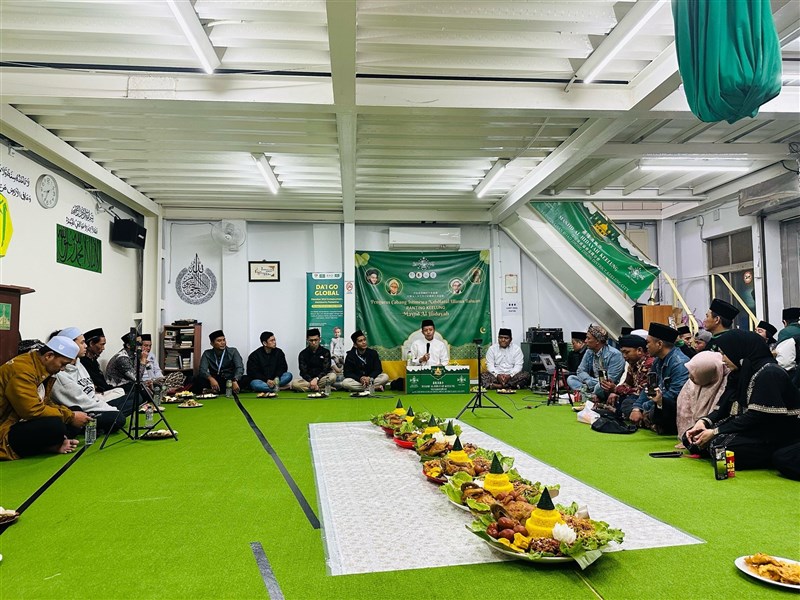 Kepala KDEI Taipei, Arif Sulistiyo (memegang mik) memberikan kata sambutan di awal dialog bersama PMI dan disapora di Keelung dalam acara safari Ramadan. (Sumber Foto : KDEI Taipei)