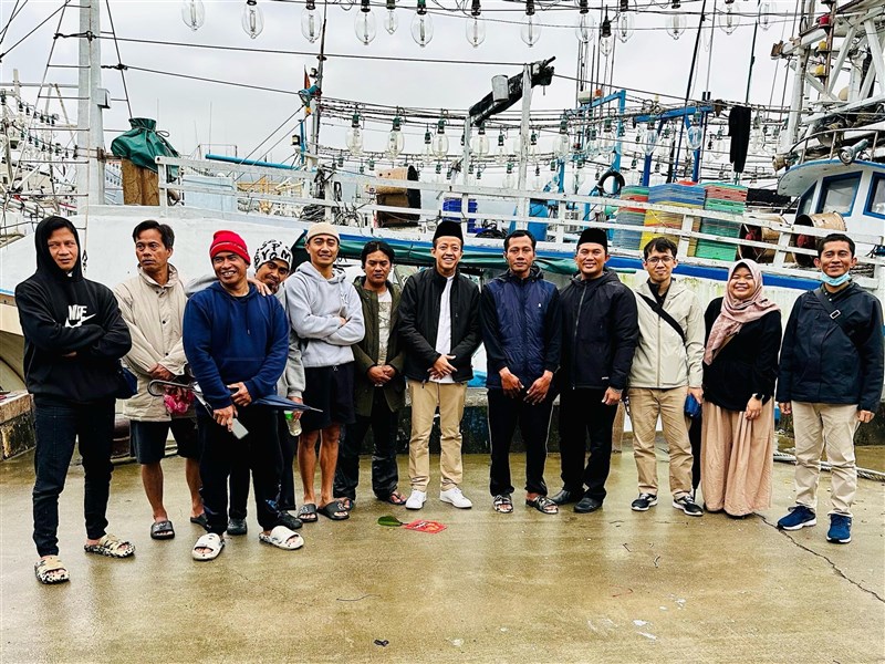 Kepala KDEI Taipei Arif Sulistiyo (keenam dari kanan) berfoto bersama para ABK di pelabuhan Shen