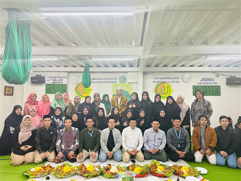 Arif Sulistiyo bersama para PMI dan dispora dalam acara safari Ramadan di Keelung. (Sumber Foto : KDEI Taipei)