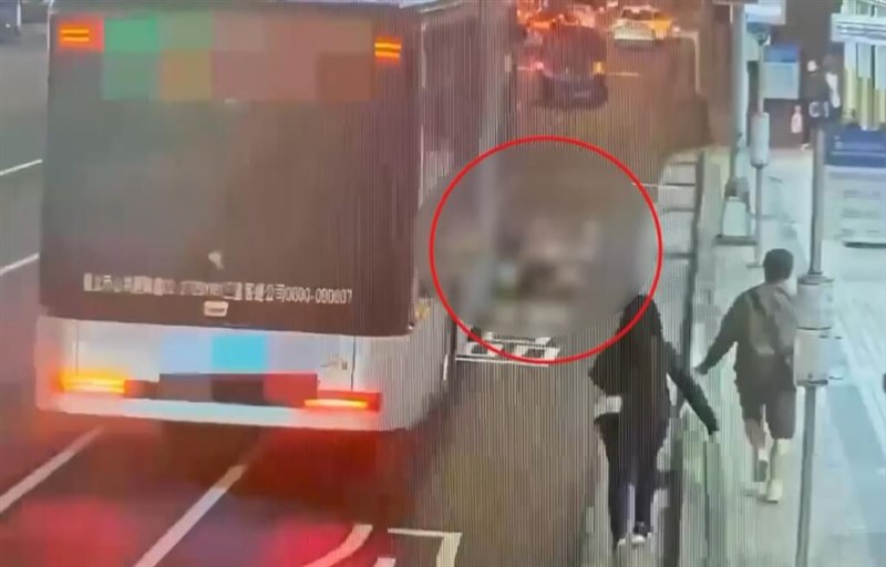 Seorang penumpang terseret pintu bus San Chung rute No.265 pada Senin. (Sumber Foto : Tangkap layar sebuah video)