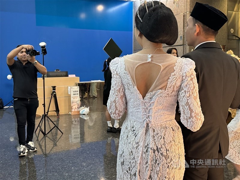 Pasangan warga negara Indonesia yang mengikuti nikah massal secara resmi di Kantor Dagang dan Ekonomi Indonesia di Taipei, foto sebagai ilustrasi semata. (Sumber Foto: Dokumentasi CNA)