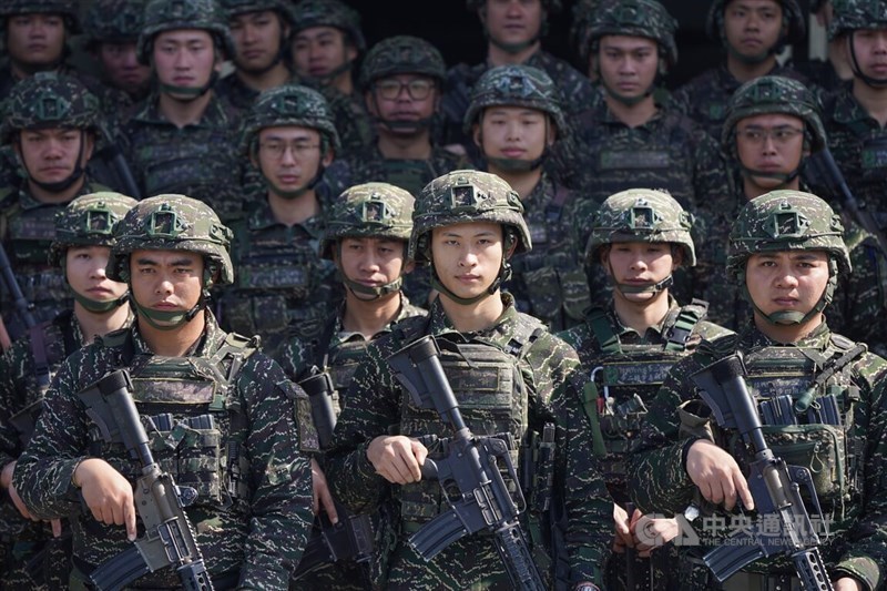 Anggota Brigade Marinir ke-66 ROCMC yang ditempatkan di Bandara Songshan, Taipei. (Sumber Foto : CNA, 21 Maret 2025)