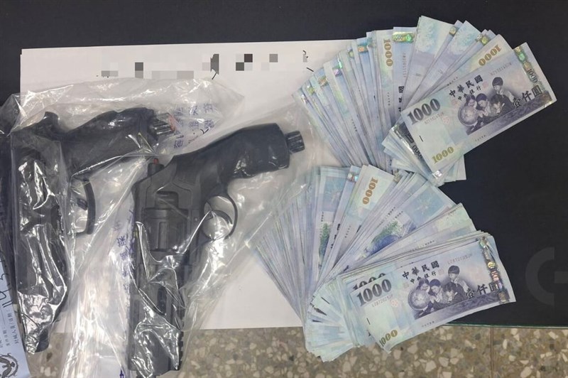 Barang bukti yang diamankan kepolisian terkait perampokan di asrama pekerja migran di Kota Taichung. (Sumber Foto : Kontributor pribadi)