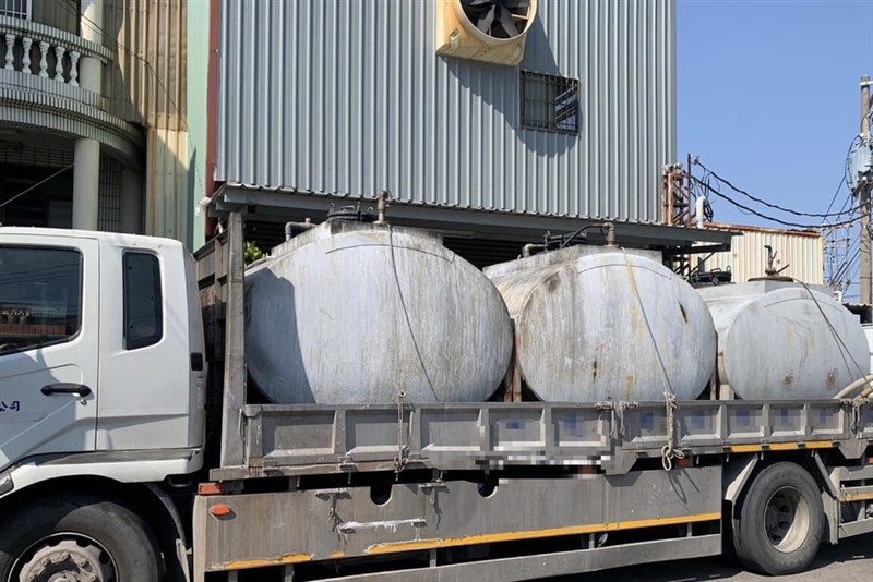 Sebuah truk gas di depan pabrik pelapisan elektro di Tainan, Taiwan selatan di mana kebocoran gas terjadi pada Senin. (Sumber Foto : Seorang pembaca CNA, 24 Maret 2025)