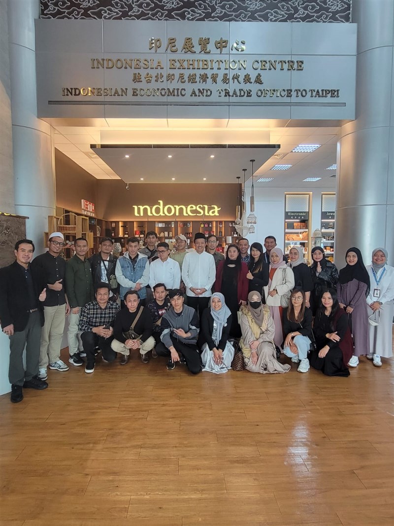 Komunitas pekerja migran bidang fotografi dan rias pengantin berfoto bersama Kepala KDEI Taipei, Arif Sulistiyo (tengah, berpeci) di Indonesia Exhibition Center. (Sumber Foto : KDEI Taipei)