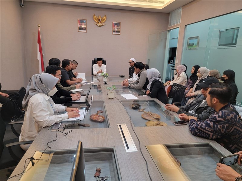 Kepala KDEI Taipei, Arif Sulistiyo (belakang) dalam pertemuan bersama komunitas pekerja migran Indonesia hari Minggu. (Sumber Foto : KDEI Taipei)