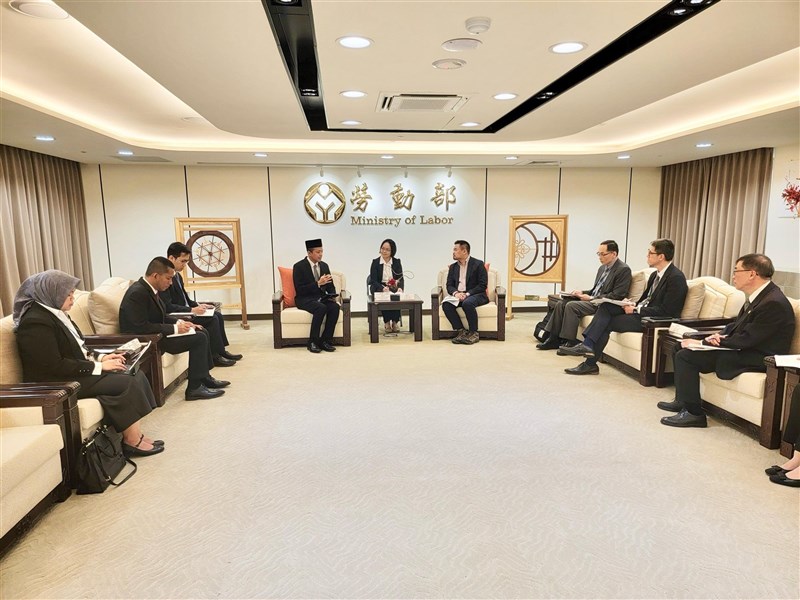 Kepala KDEI Taipei Arif Sulistiyo (keempat dari kiri), Menteri Ketenagakerjaan Taiwan Hung Sun-han (keempat dari kanan), dan sejumlah pejabat lainnya berdiskusi di kantor kementerian pada Senin. (Sumber Foto : KDEI Taipei)