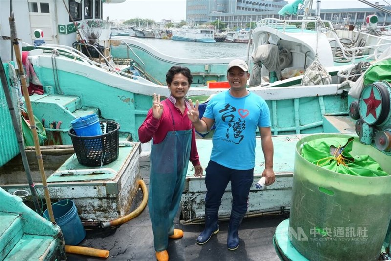 ABK migran Indonesia, Purwanto (kiri) dan Tekno yang menangkap tuna pertama di Pingtung musim ini. (Sumber Foto : CNA, 7 April 2025)
