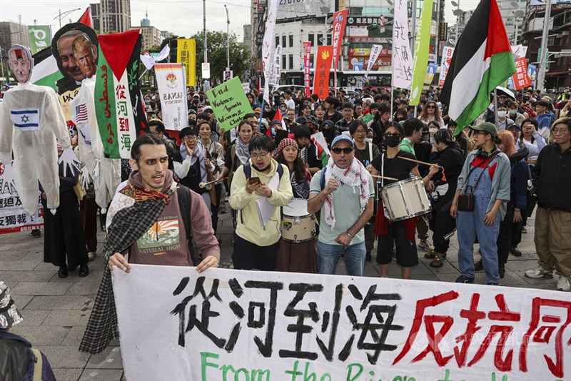 Sebuah aksi massa yang disertai mars panjang diadakan di Kota Taipei hari Minggu untuk mendukung kemerdekaan Palestina. (Sumber Foto : CNA, 13 April 2025)