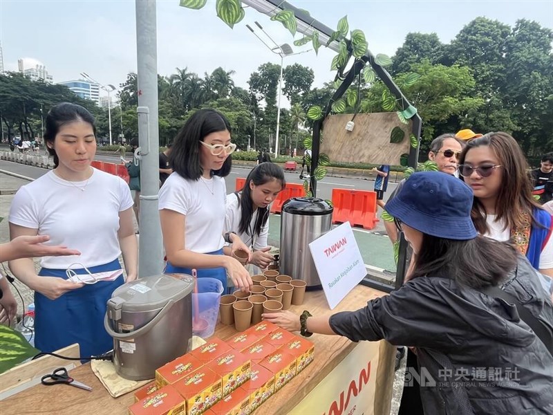 Teh susu dan kue nastar khas Taiwan dibagikan di acara promosi di Jakarta hari Minggu. (Sumber Foto : CNA, 13 April 2025)