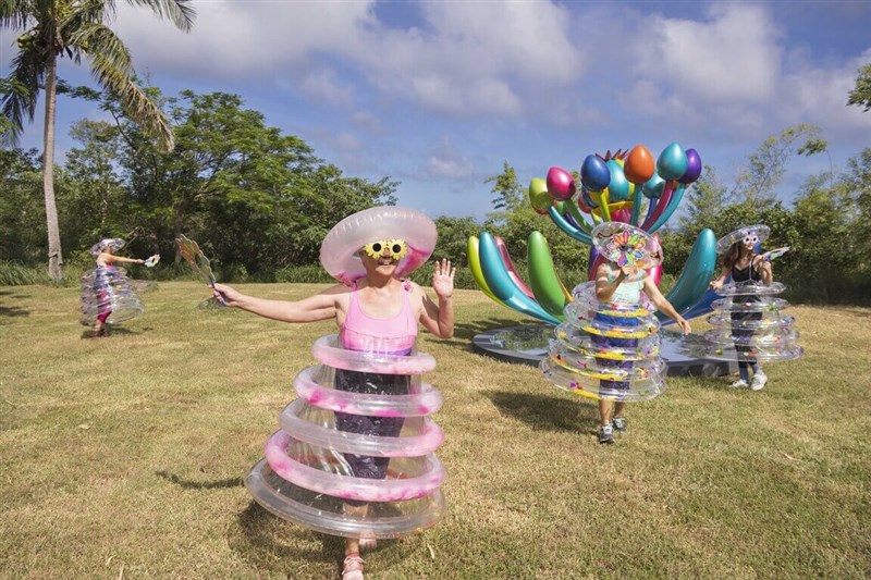 Seniman Taiwan Jun T. Lai (depan) memimpin seniman sukarela lainnya dalam sebuah pertunjukan di sekitar patungnya "Flower of Hope" dalam sebuah acara di Taiwan pada 2024. (Sumber Foto : Jun Lai Art Foundation)