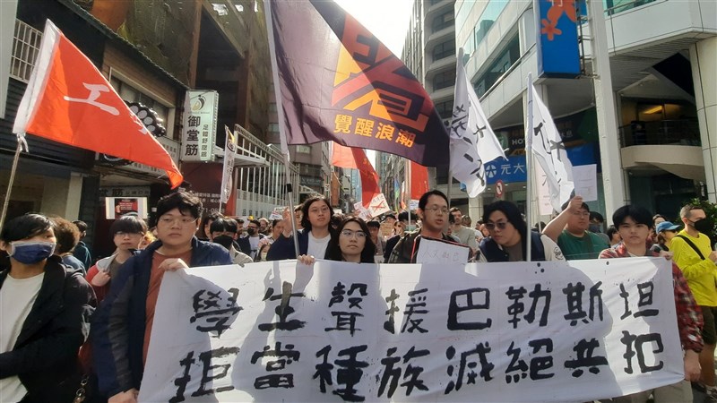 Sejumlah organisasi mahasiswa mengikuti aksi massa mars panjang di Kota Taipei hari Minggu. (Sumber Foto : CNA, 13 April 2025)