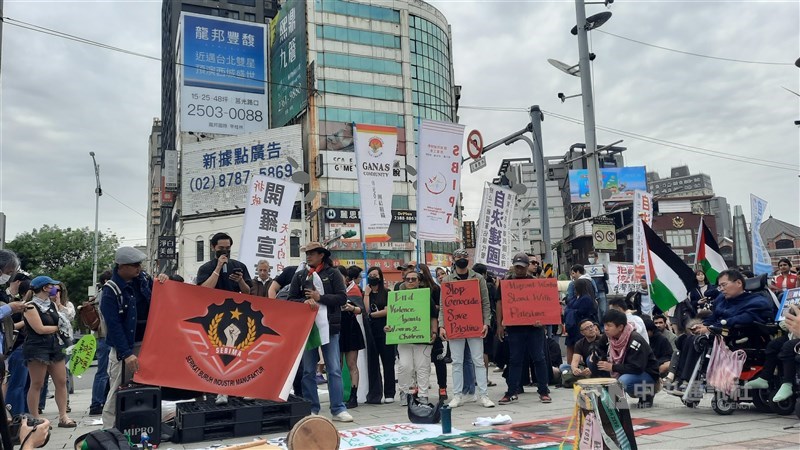 Perwakilan SEBIMA berpidato dalam aksi massa di Kota Taipei hari Minggu. (Sumber Foto : CNA, 13 April 2025)