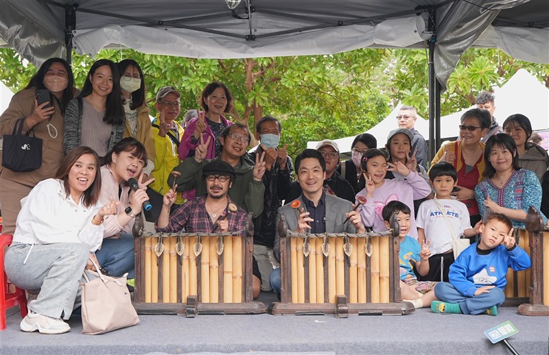 Walikota Taipei, Chiang Wan-An mencoba alat musik gamelan dari Indonesia di Festival Idul Fitri di Taman Daan, Minggu (13/4). (Sumber Foto: Pemerintah Kota Taipei)