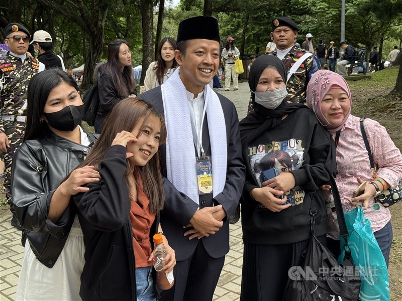 Kepala KDEI Taipei, Arif Sulistiyo berfoto bersama sejumlah WNI di Taiwan. (Sumber Foto : Dokumentasi CNA)