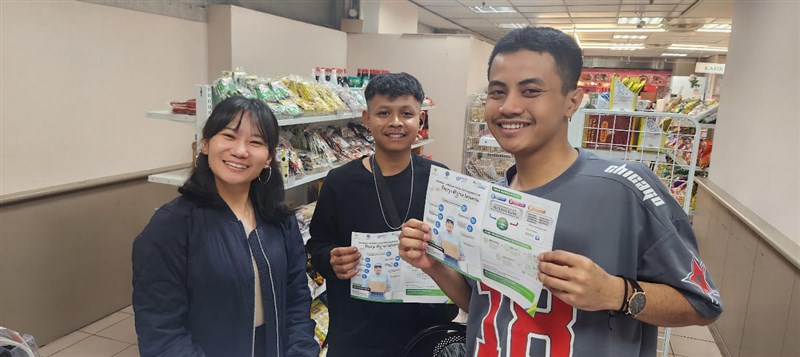 Fara (kiri) bersama dua rekan PMI saat sosialisasi mengenai BPJS Ketenagakerjaan hari Minggu di kantor perwakilan Taipei City Mall, Taipei Main Station (TMS). (Sumber Foto : BPJS Ketenagakerjaan unit Taiwan).