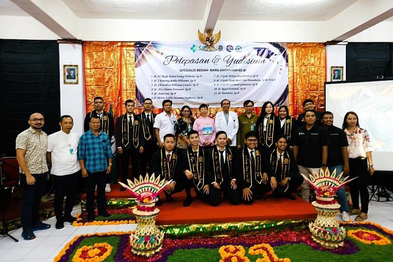 Tim menghadiri upacara pelepasan dan yudisium di Universitas Udayana. (Sumber Foto : KMU)