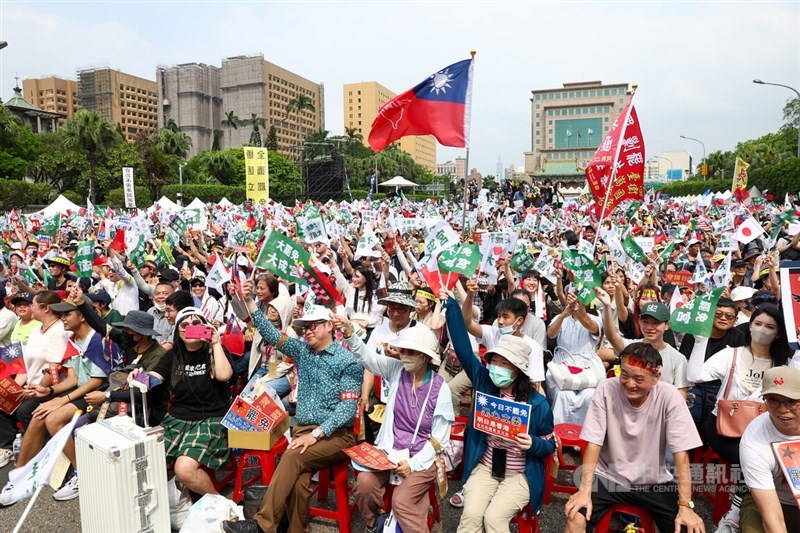 Sekitar 55.000 orang berkumpul di Bulevar Ketagalan dalam aksi massa "Tolak Front Bersatu, Lindungi Taiwan". (Sumber Foto : CNA, 19 April 2025)