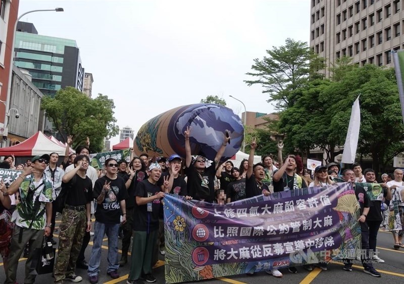 Aksi massa hari Sabtu. (Sumber Foto : CNA, 19 April 2025)