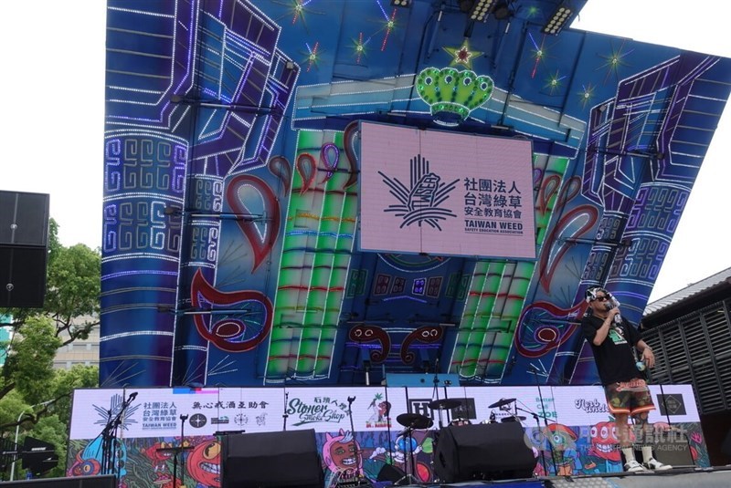 Seorang relawan TWSEA berbicara di aksi massa Sabtu. (Sumber Foto : CNA, 19 April 2025)