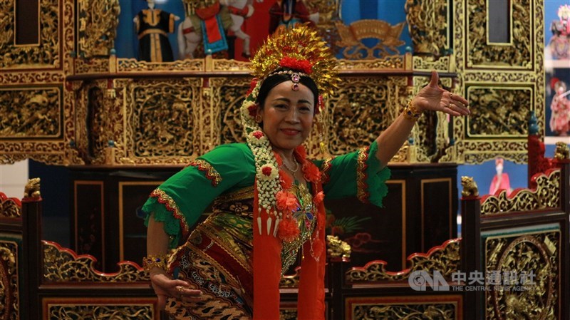 Seorang penari Indonesia tampil di acara Hari Kartini di Pusat Seni Wayang Taipei. (Sumber Foto : CNA, 20 April 2025)