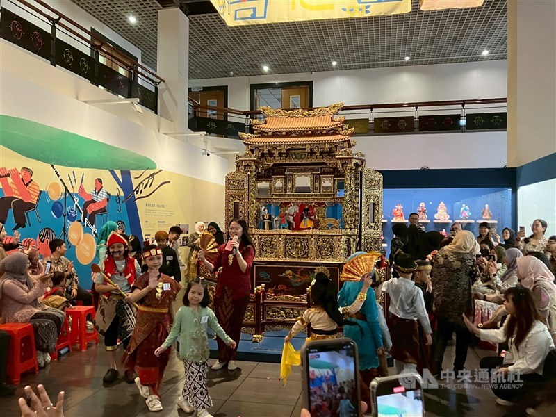 Anak-anak Indonesia yang berpakaian adat berpartisipasi dalam sebuah pertunjukan busana di acara Hari Kartini di Puppetry Art Center of Taipei. (Sumber Foto : CNA, 20 April 2025)