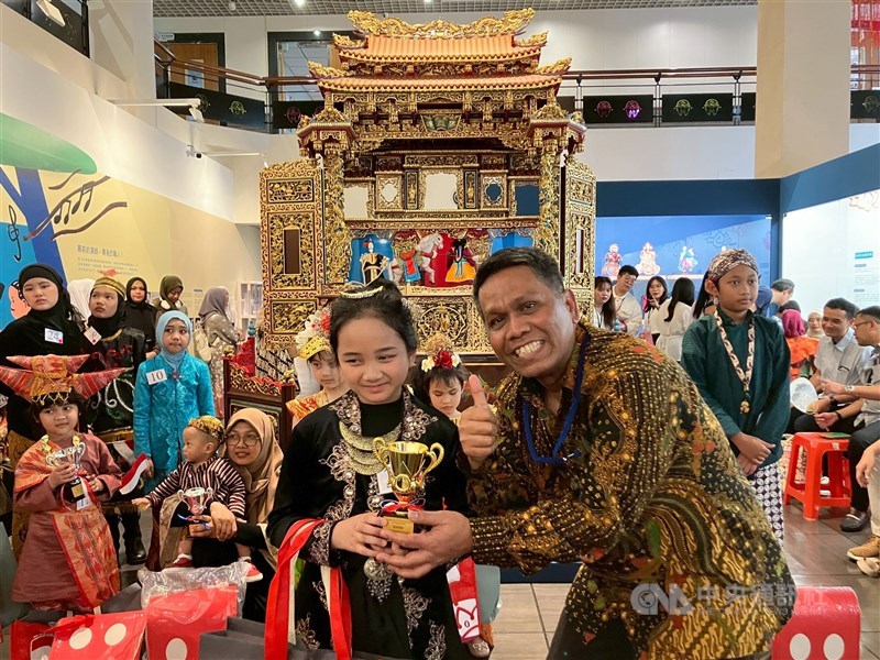 Wakil Kepala KDEI Taipei, Zulmartinof berpose dengan pemenang hadiah utama dari sebuah pertunjukan mode di acara Hari Kartini di Puppetry Art Center of Taipei. (Sumber Foto : CNA, 20 April 2025)
