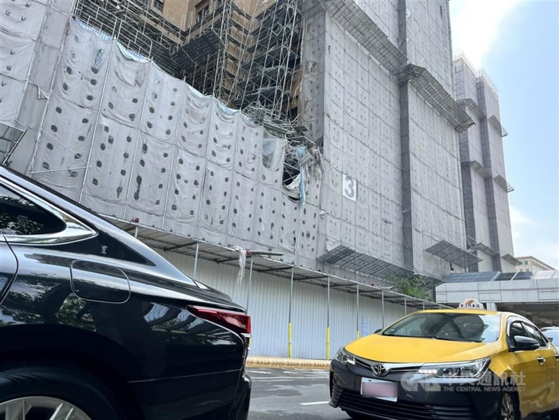 Perancah di area timur Rumah Sakit National Taiwan University, Kota Taipei ambruk pada Senin pagi. (Sumber Foto : CNA, 21 April 2025)