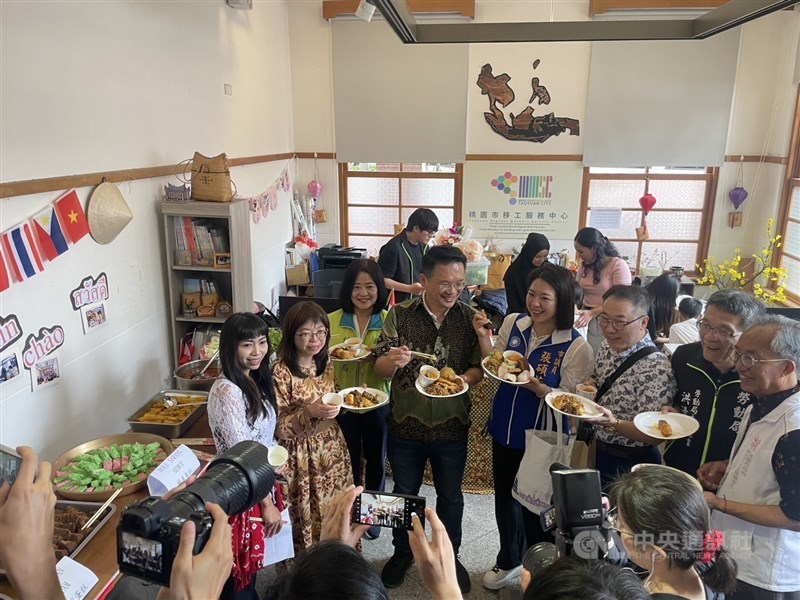 Para perwakilan pejabat Departemen Ketenagakerjaan Kota Taoyuan menikmati hidangan khas makanan Indonesia dalam acara Minggu. (Sumber Foto : CNA, 20 April 2025)
