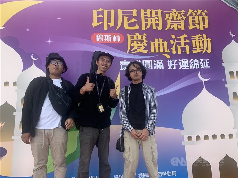 Personil grup musik Three Months Ago, Siswa (kiri), Fatur (tengah) dan Nofiq (kanan). (Sumber Foto : CNA, 20 April 2025)