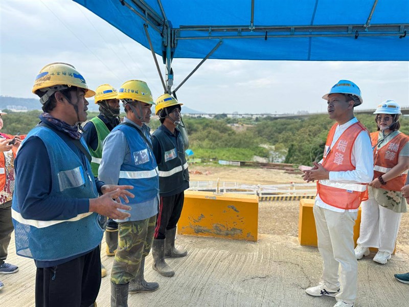 Arif (kedua dari kanan), kepala KDEI Taipei melakukan pengecekan peralatan keselamatan dan kesehatan kerja (K3). (Sumber Foto : KDEI Taipei).