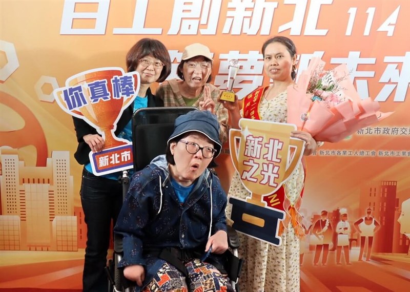 Andriyani (kanan), pekerja migran Indonesia yang menerima penghargaan pada Kamis. (Sumber Foto : Pemerintah Kota New Taipei)