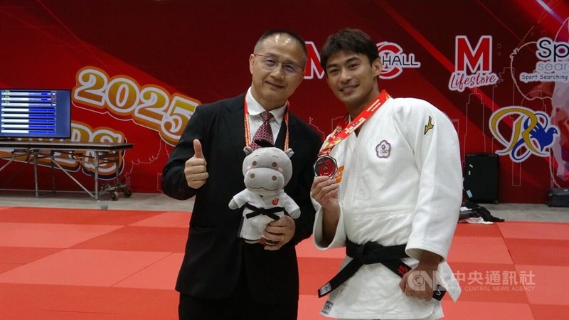 Judoka Taiwan, Yang Yung-wei (kanan), berpose dengan pelatihnya Liu Wen-teng di Asian Senior Championships 2025 di Bangkok. (Sumber Foto : CNA, 25 April 2025)