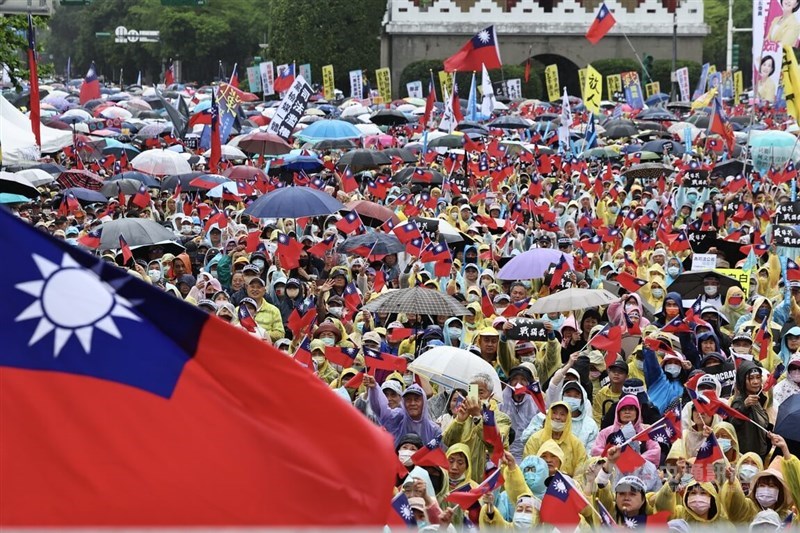 Kuomintang (KMT) menggelar protes di Bulevar Ketagalan di Taipei pada Sabtu. (Sumber Foto : CNA, 26 April 2025)