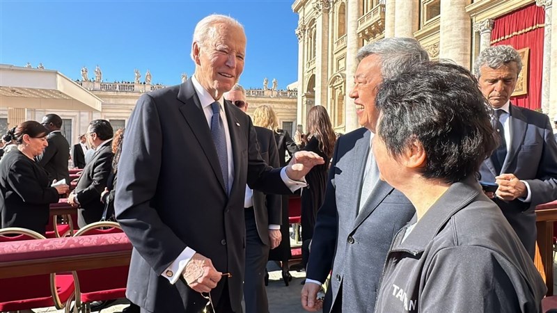 Mantan Presiden AS Joe Biden (kiri) dan mantan Wakil Presiden Chen Chien-jen (tengah). (Sumber Foto : Kedutaan Besar Republik Tiongkok (Taiwan) untuk Takhta Suci, 25 April 2025)