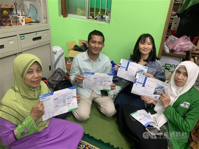 Kadir, analis bidang ketenagakerjaan (kedua dari kiri) bersama perwakilan BPJS Ketenagakerjaan, Fara (kedua dari kanan) melakukan sosialisasi dan konsultasi ketenagakerjaan setelah acara Minggu. (Sumber Foto : CNA, 27 April 2025)