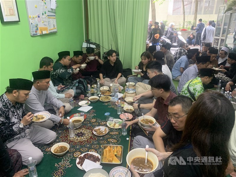 Acara halalbihalal Minggu dilanjutkan ramah tamah. (Sumber Foto : CNA, 27 April 2025)